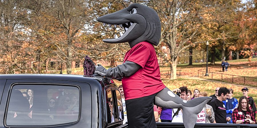 Muskingum University Homecoming Parade – Fighting Muskie Mascot